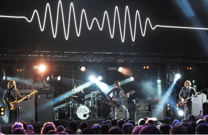 Arctic Monkeys in actie in Londen.