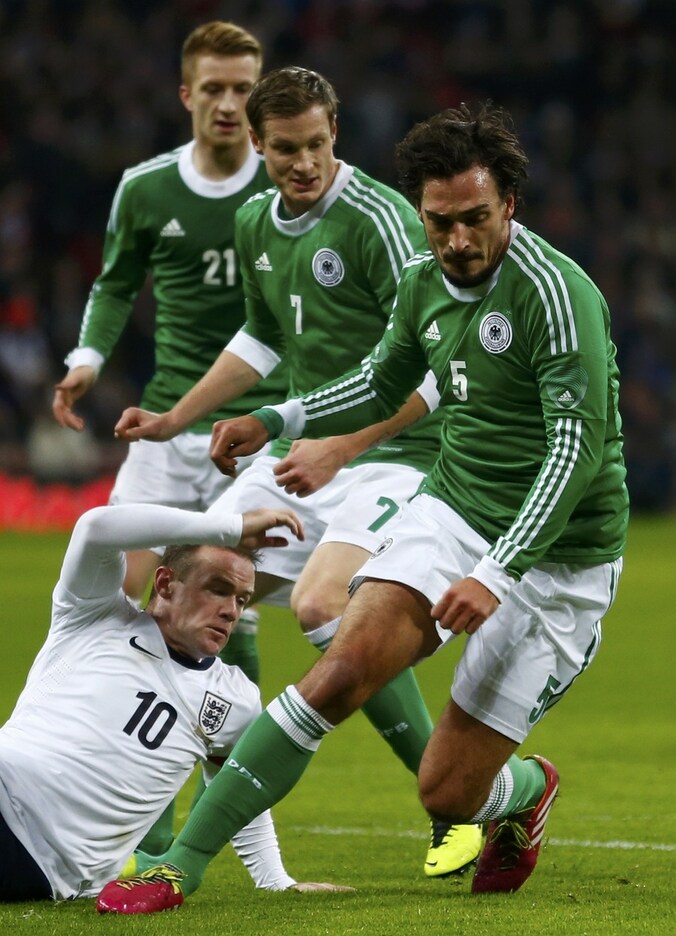 Mats Hummels (rechts) liep op Wembley een blessure aan de hiel op.