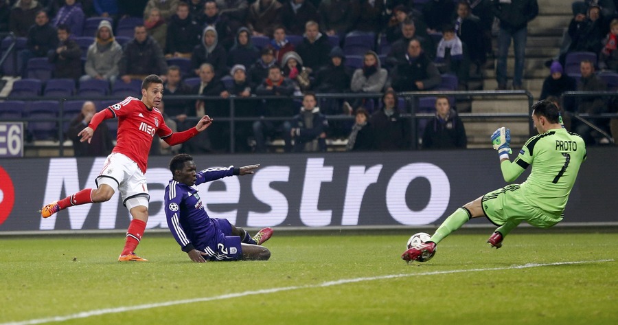 89': Rodrigo verschalkt op de counter Proto tussen de benen. 2-3. Over en out.