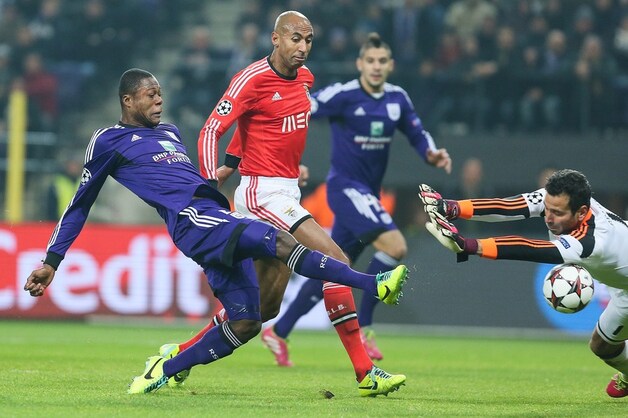 17' Mbemba werkt de 1-0 voorbij Arthur na slap verdedigen Luisao.