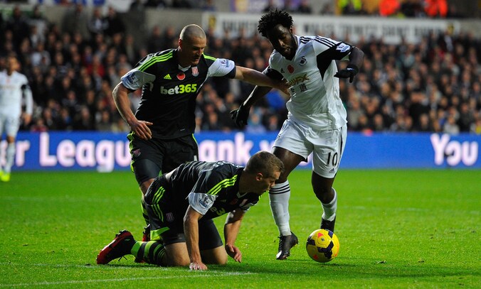 Robert Huth (l) probeert Bony van Swansea af te stoppen.