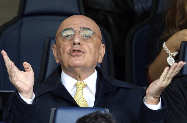 Adriano Galliani zoals we hem kennen: wild gesticulerend in de tribune.