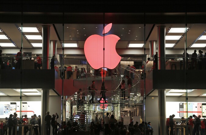 Onder meer in de Apple Store van Hong Kong werd het logo rood.