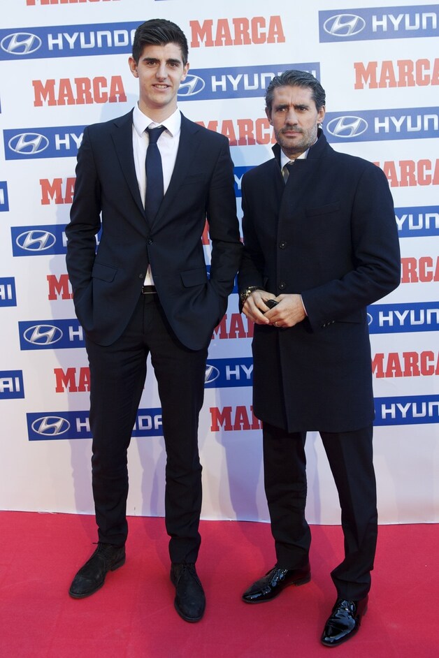 Courtois met Caminero, sportief manager van Atlético, tijdens de uitreiking van Marca.