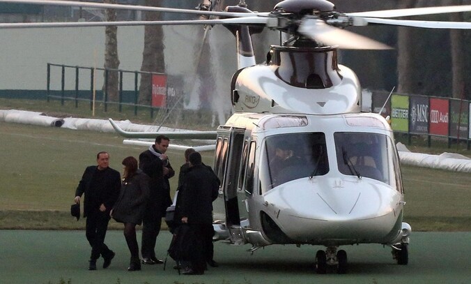 Silvio Berslusconi en zijn dochter Barbara landen op het trainingscomplex van AC MIlan.