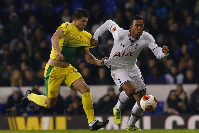 Moussa Dembélé in duel met Maksimov.