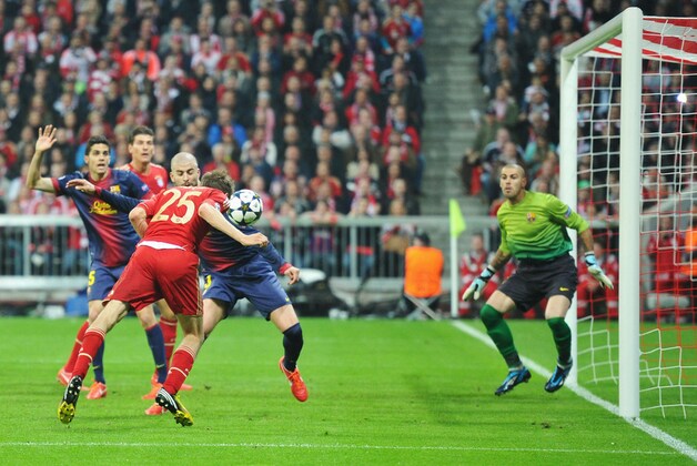 25': Müller kopt op aangeven van Dante de 1-0 binnen.