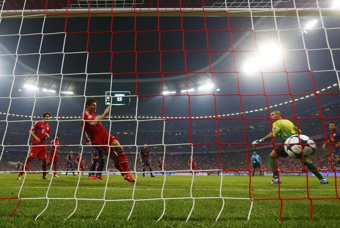 Mario Gomez werkt de 2-0 meteen na de pauze binnen. Barcelona was nergens in de Allianz Arena.