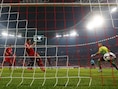 Mario Gomez werkt de 2-0 meteen na de pauze binnen. Barcelona was nergens in de Allianz Arena.