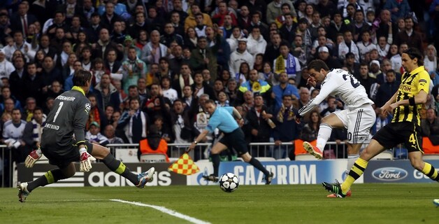 Higuaín schoot de eerste reuzekans op Weidenfeller.