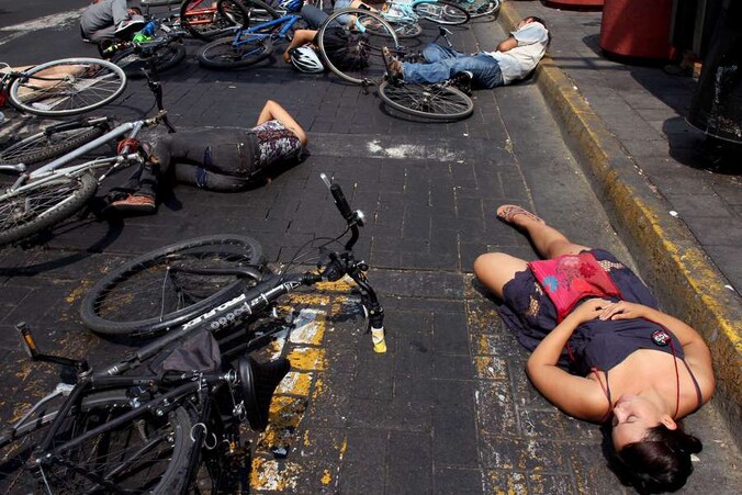 "Ademen zou niet alleen voor helden mogen zijn", zeggen actievoerders van deze flashmob in Guadalajara, Mexico.
