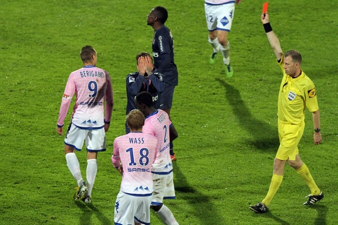Beckham slaat de handen voor zijn ogen als hij rood krijgt tegen Evian.