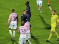 Beckham slaat de handen voor zijn ogen als hij rood krijgt tegen Evian.