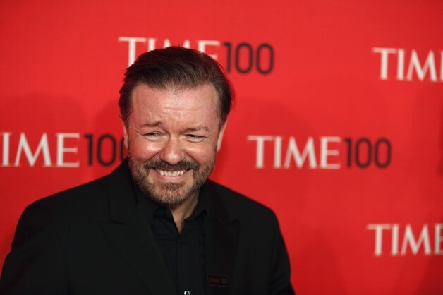 Ricky Gervais kan zijn lachen niet inhouden op het Time 100-gala voor de honderd invloedrijkste mensen ter wereld, waar Gervais Justin Timberlake tegen het lijf liep.
