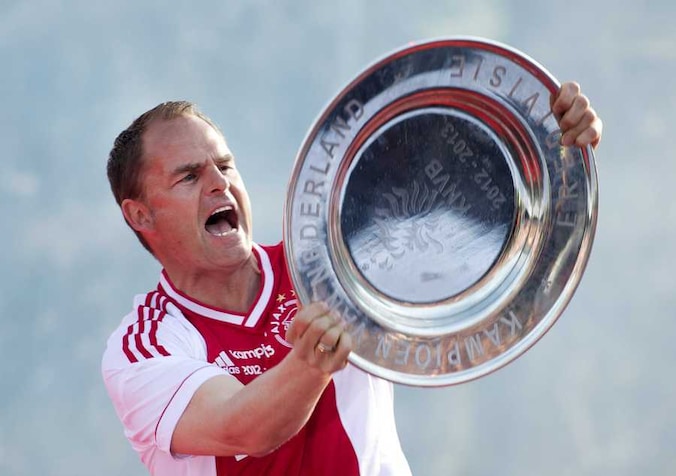 Een uitzinnige Frank de Boer toont de schaal aan de Ajaxfans.