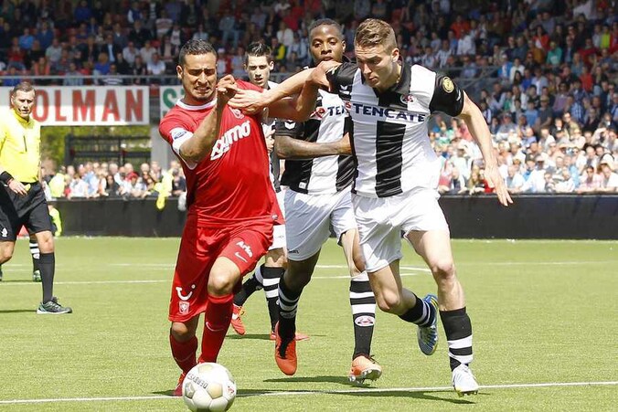 Nacer Chadli (l).