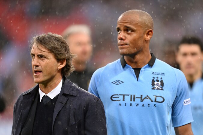 Mancini en Kompany druipen ontgoocheld af na de verloren Cup Final tegen Wigan.
