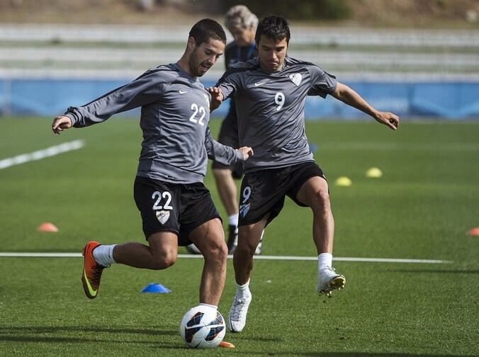 Isco in duel met Saviola op de training van Malaga.