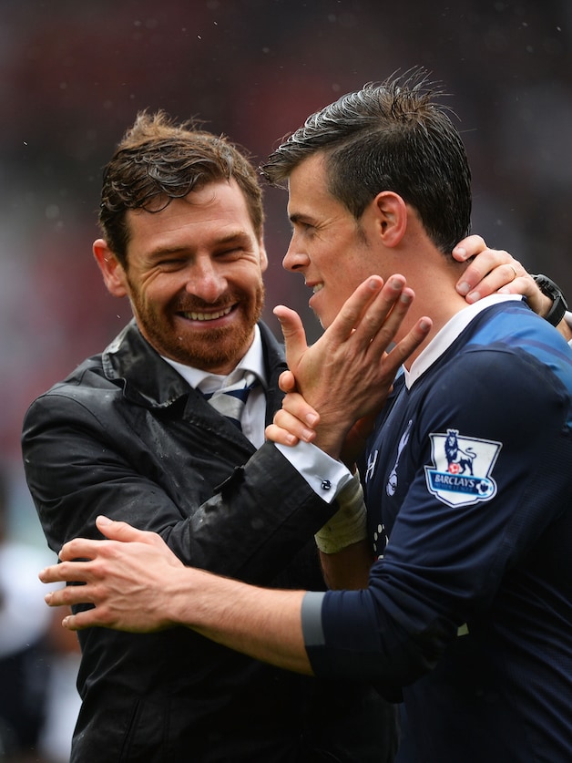 Bale (R) krijgt felicitaties van zijn coach Villas-Boas.