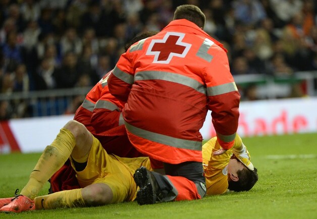 Courtois werd nog geraakt door een voorwerp uit de tribunes en zeeg neer.