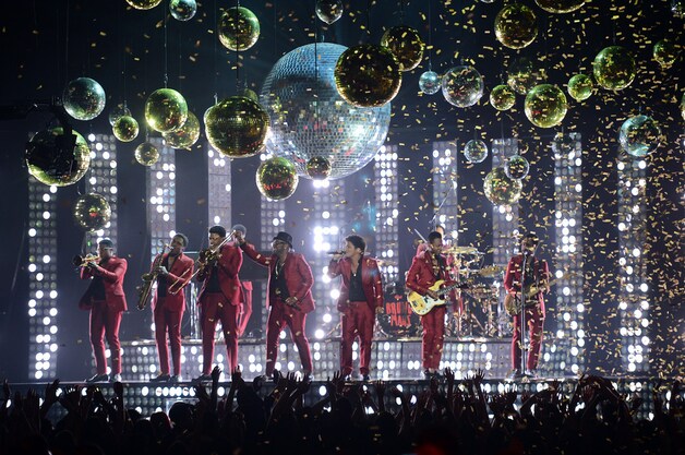 Bruno Mars tijdens zijn spectaculaire openingsshow.