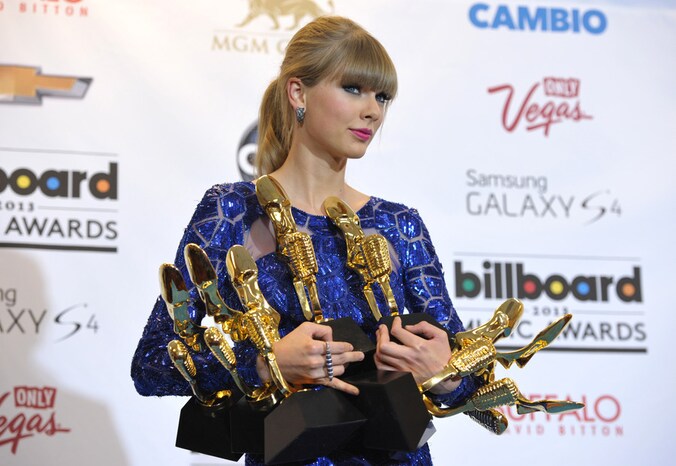 Taylor Swift zondag met haar armen vol Billboard Awards.