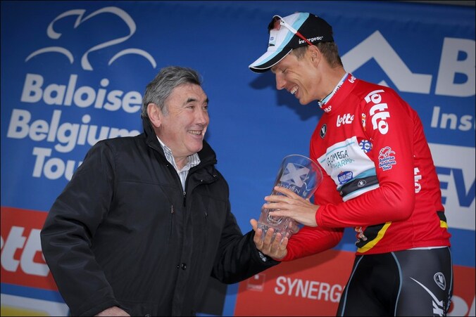 Eddy Merckx overhandigt een trofee aan nieuwe leider Tony Martin.