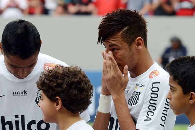 Neymar pinkt de tranen uit zijn ogen.