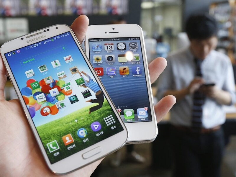 De Samsung Galaxy S4 (links) afgezet tegen Apples iPhone 5.