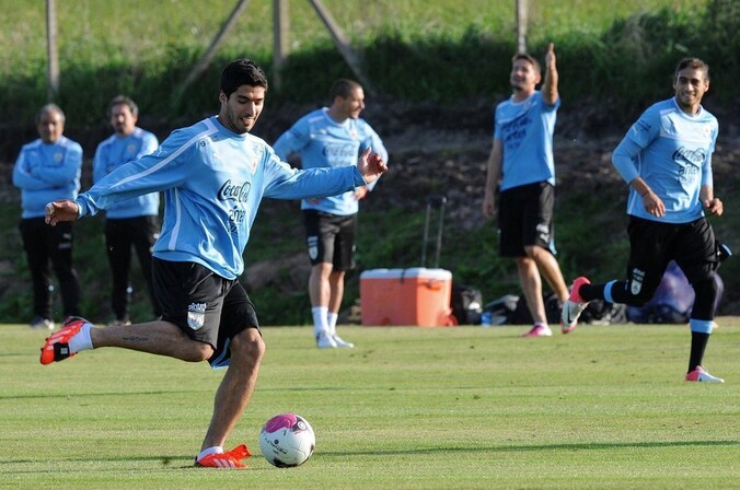 Luis Suárez maandag tijdens een trainingssessie met het Uruguayaanse elftal, dat volgende week een vriendschappelijk duel speelt tegen Frankrijk.