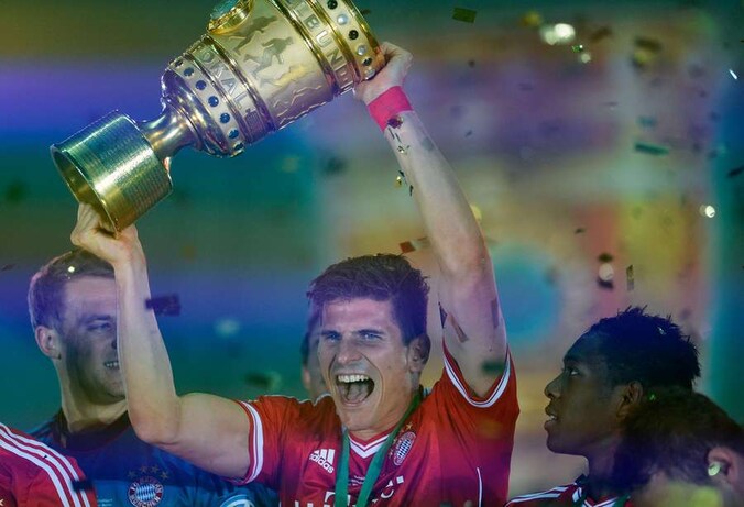 Gomez op de foto met de DFB-Pokal.