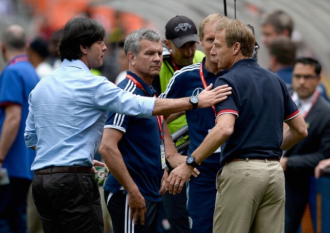 Löw feliciteert Klinsmann.