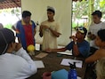 Jairo Mora Sandoval (midden) spreekt een groep mensen toe in Costa Rica.