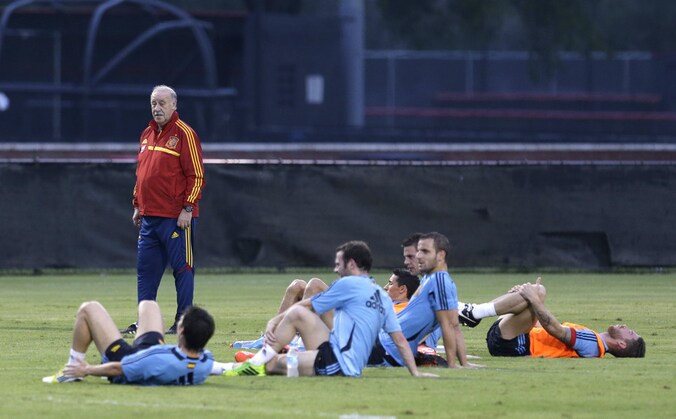 Bondscoach Del Bosque overziet zijn manschappen.