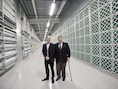 Tom Furlong, Vice President, Facebook Site Operations en Joel Kjellgren, Data Centre Manager, staan in de serverhal van het nieuwe datacenter.
