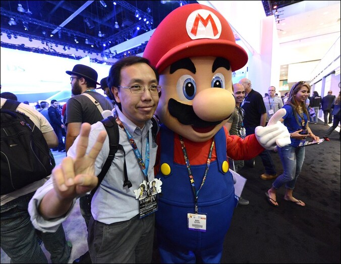 Super Mario met een fan op de E3-beurs.