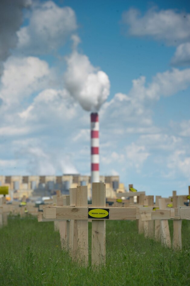 Greenpeace-activisten plantten gisteren kruisen met het opschrift 'steenkool doodt' nabij de Belchatow-centrale in Polen.