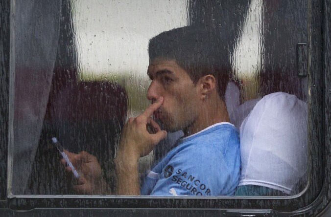 Luis Suarez arriveert met de nationale ploeg van Uruguay in Brazilië.