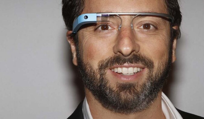 De oprichter van Google Sergey Brin poseert met de Google Glass.