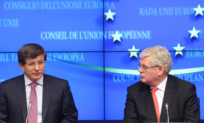 De Ierse minister van Buitenlandse Zaken en EU-voorzitter Eamon Gilmore (rechts) en de Turkse minister van Buitenlandse Zaken Ahmet Davutoglu (links).