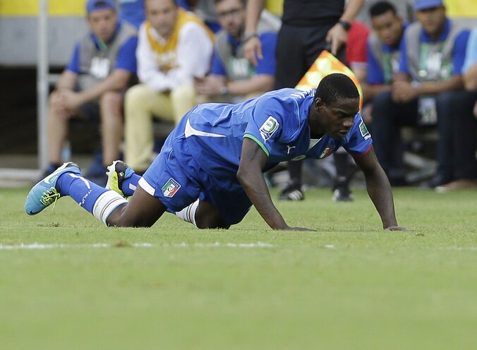 Mario Balotelli zaterdag tijdens de wedstrijd tegen Brazilië, waarbij hij geblesseerd raakte aan zijn dijbeen.