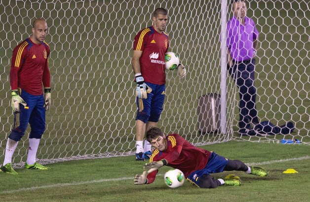 Casillias geniet dus nog steeds de voorkeur op Pepe Reina (links) en Victor Valdes.