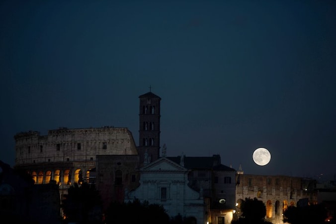 Op 22 juni stond een supermaan aan de hemel, hier boven het Colosseum in Rome.
