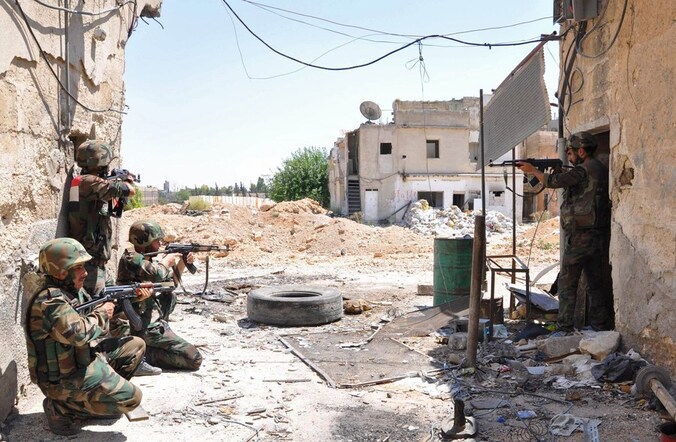 Een Syrische legereenheid patrouilleert in Jobar, een buitenwijk van Damascus.