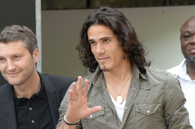 Cavani bij het verlaten van het Pitié-Salpêtrière ziekenhuis in Parijs.