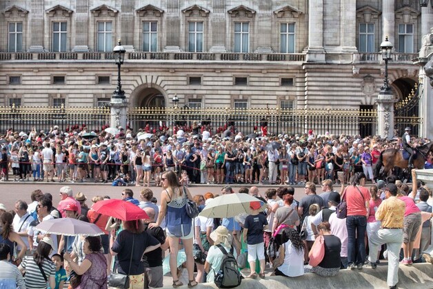 Massale belangstelling aan Buckingham Palace.