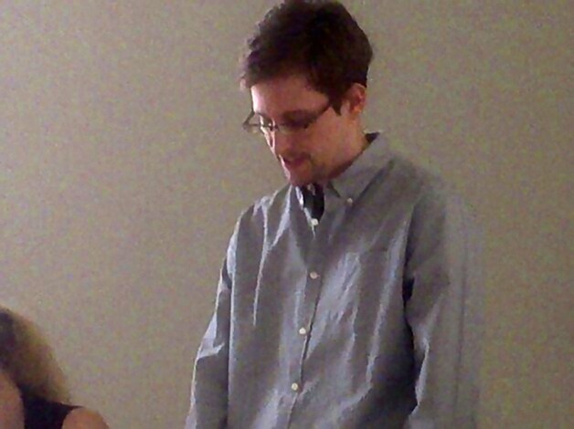 Edward Snowden op het vliegveld in Rusland.
