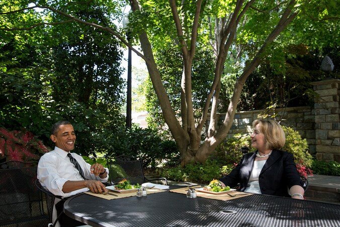 Hillary Clinton luncht in de tuin van Het Witte Huis met president Barack Obama.