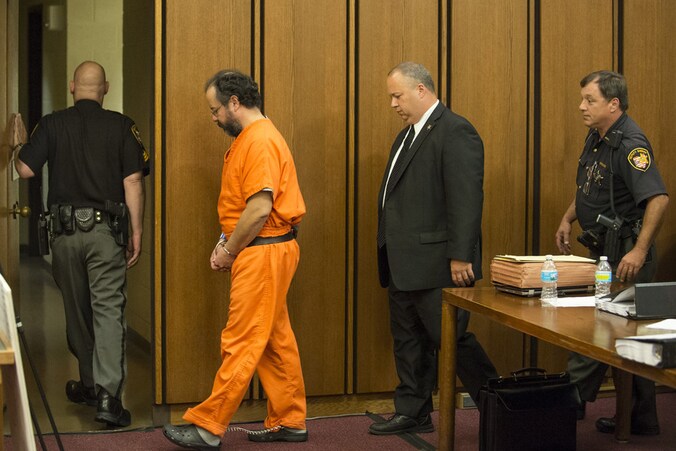 Ariel Castro verlaat de rechszaal nadat hij heeft gehoord dat hij levenslang de cel in moet, zonder mogelijkheid op vervroegde vrijlating.