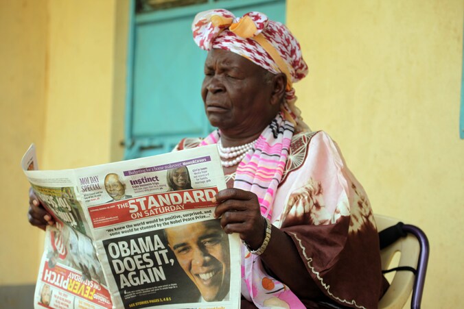 Obama's kranige grootmoeder laat zich niet van de wijs brengen door de doodsbedreigingen.